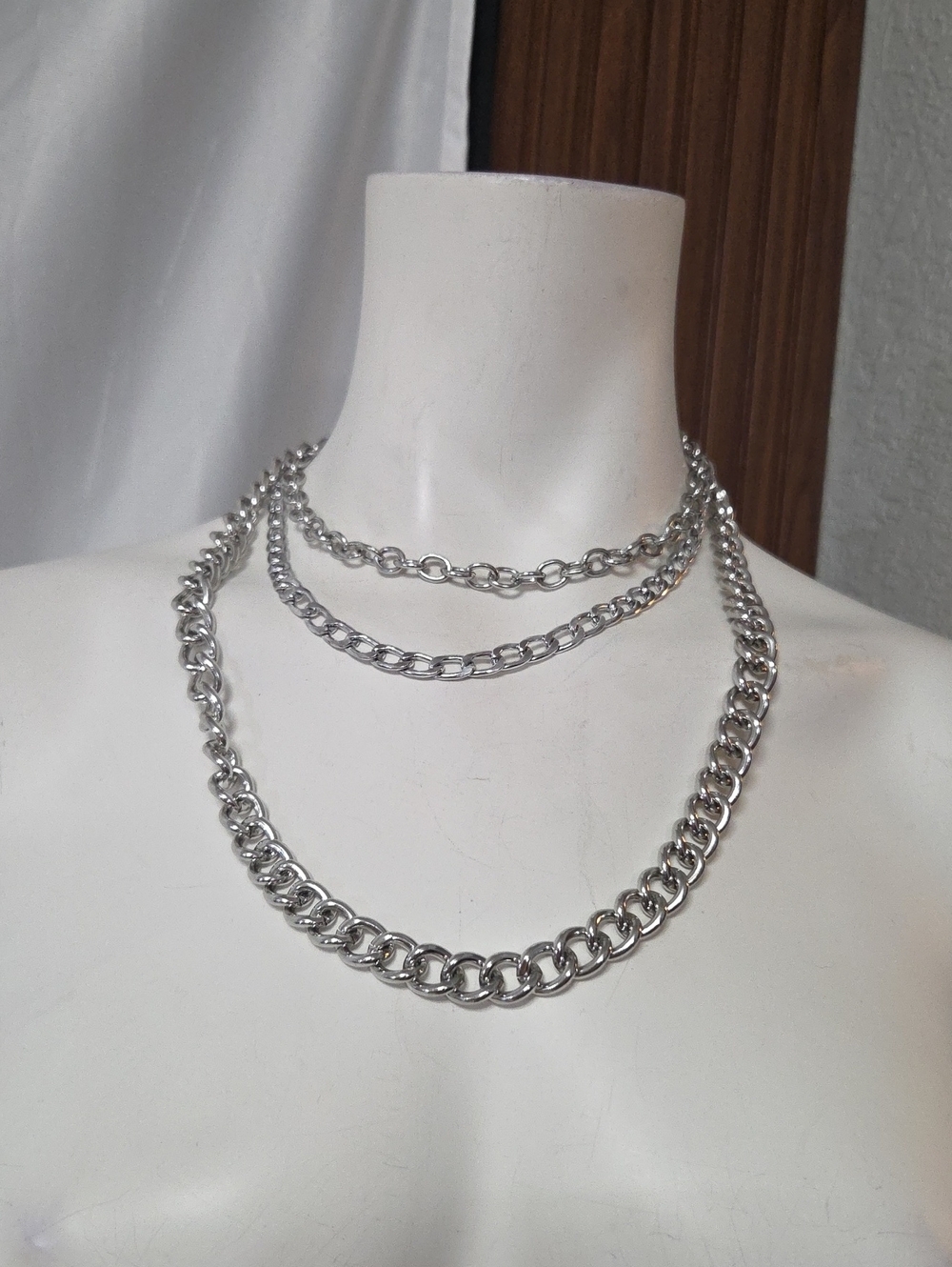 Classic Triple-Layer Silver Chain Necklace .